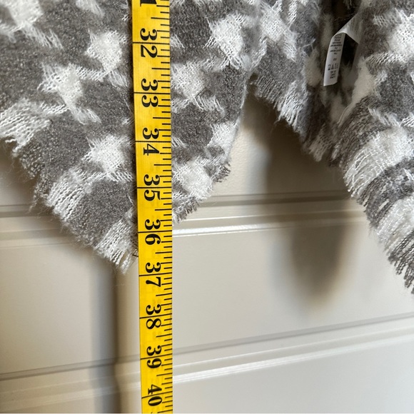 Ann Taylor cape grey white  textured houndstooth knit pattern one size NWT - Picture 4 of 12